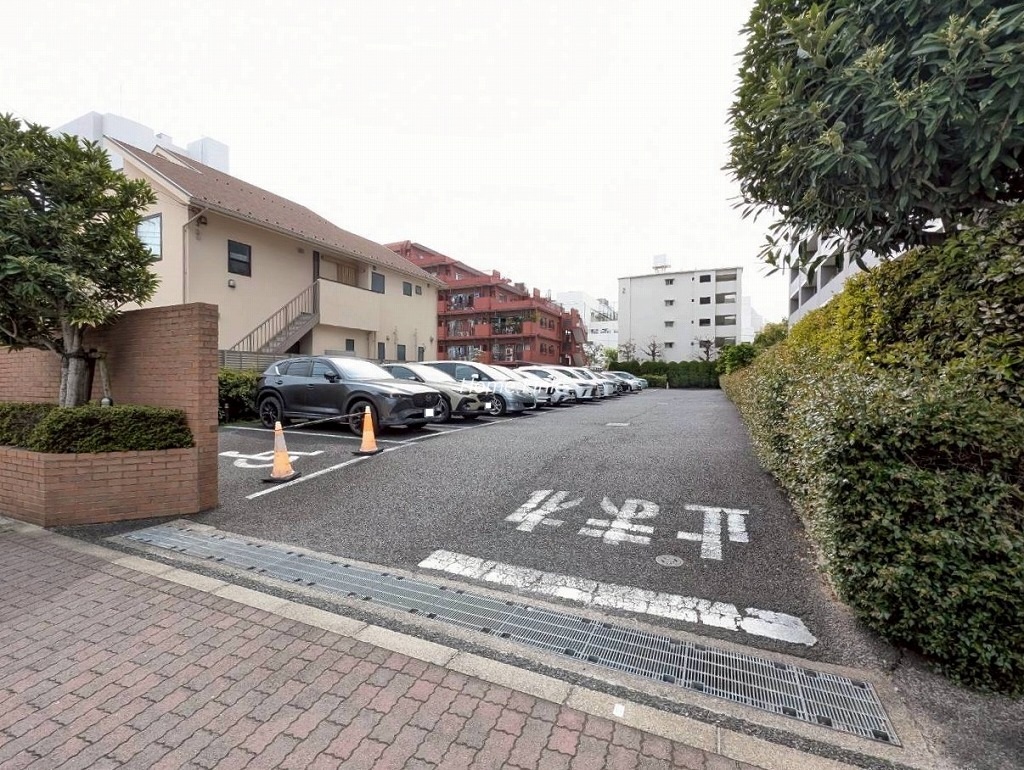 西台パーク・ホームズ　南側 駐車場出入口